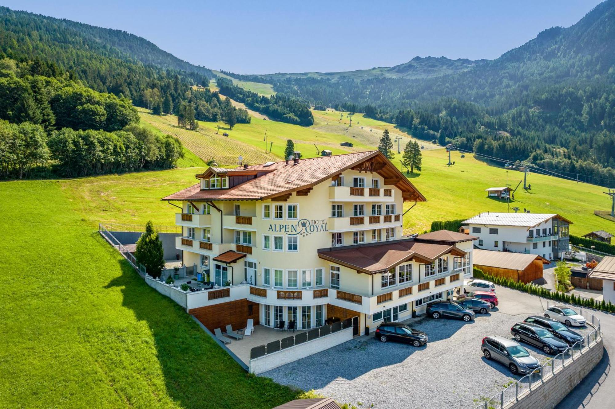 Hotel Alpen-Royal Йерценс Экстерьер фото